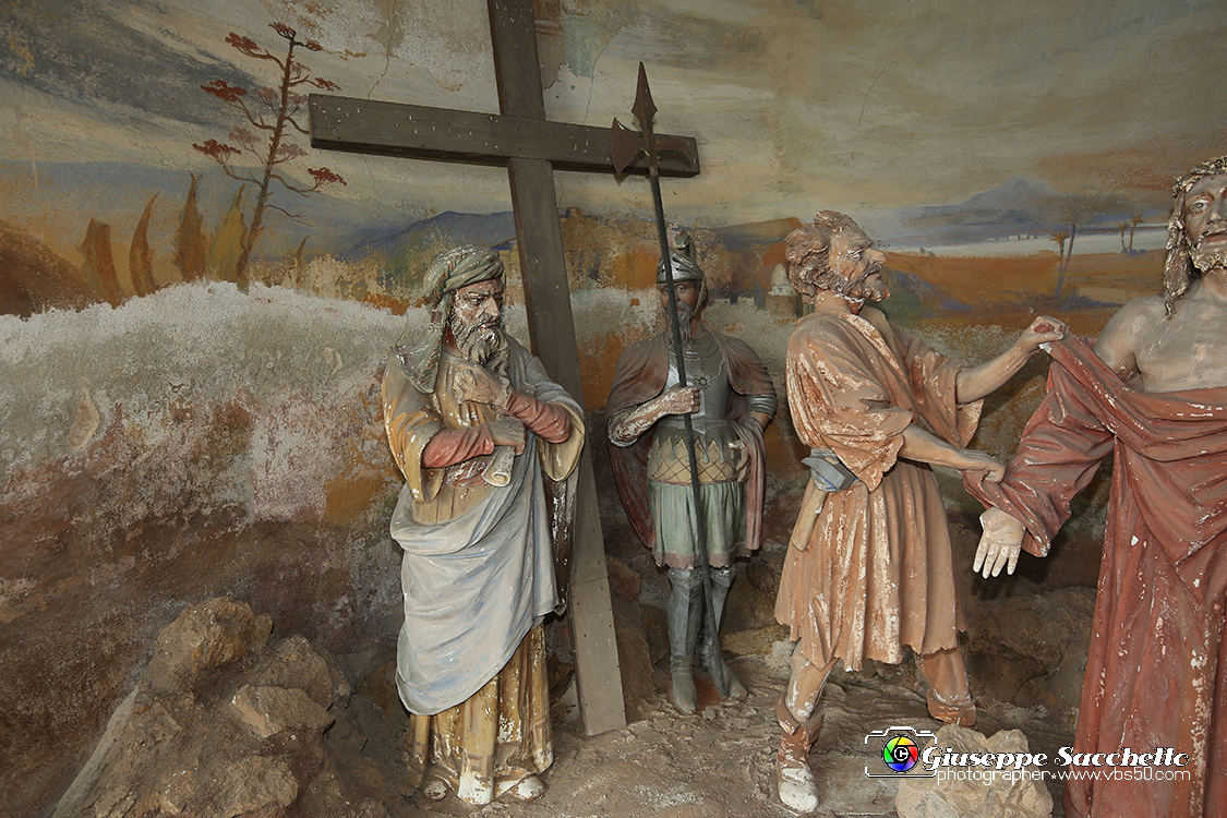 VBS_7295.JPG - Gesù spogliato e abbeverato di fiele Costruita con le elemosine pervenute al Santuario, fu realizzata contemporaneamente alla Cappella 9.
