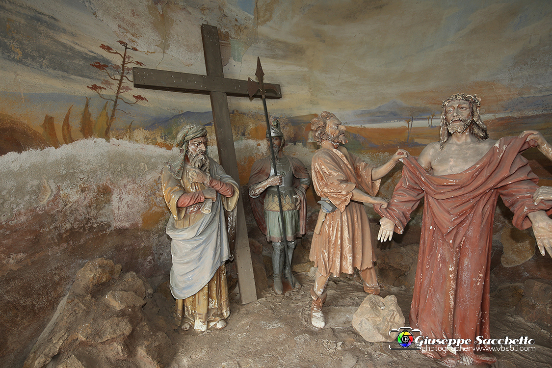 VBS_7296.JPG - Gesù spogliato e abbeverato di fiele Costruita con le elemosine pervenute al Santuario, fu realizzata contemporaneamente alla Cappella 9.