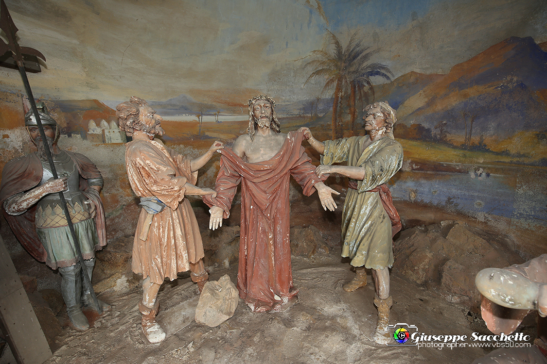 VBS_7307.JPG - Gesù spogliato e abbeverato di fiele Costruita con le elemosine pervenute al Santuario, fu realizzata contemporaneamente alla Cappella 9.