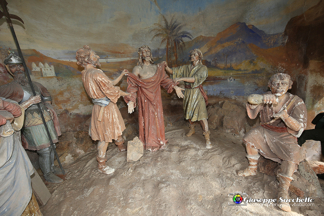 VBS_7308.JPG - Gesù spogliato e abbeverato di fiele Costruita con le elemosine pervenute al Santuario, fu realizzata contemporaneamente alla Cappella 9.