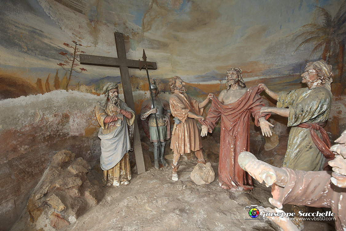 VBS_7312.JPG - Gesù spogliato e abbeverato di fiele Costruita con le elemosine pervenute al Santuario, fu realizzata contemporaneamente alla Cappella 9.