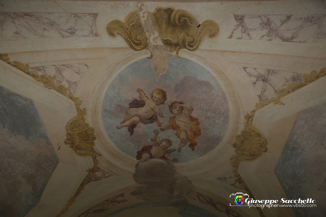 VBS_7316.JPG - Cappella 11  Crocifissione  Fu costruita nel 1719 mentre il restauro fu concluso nel 2002. 