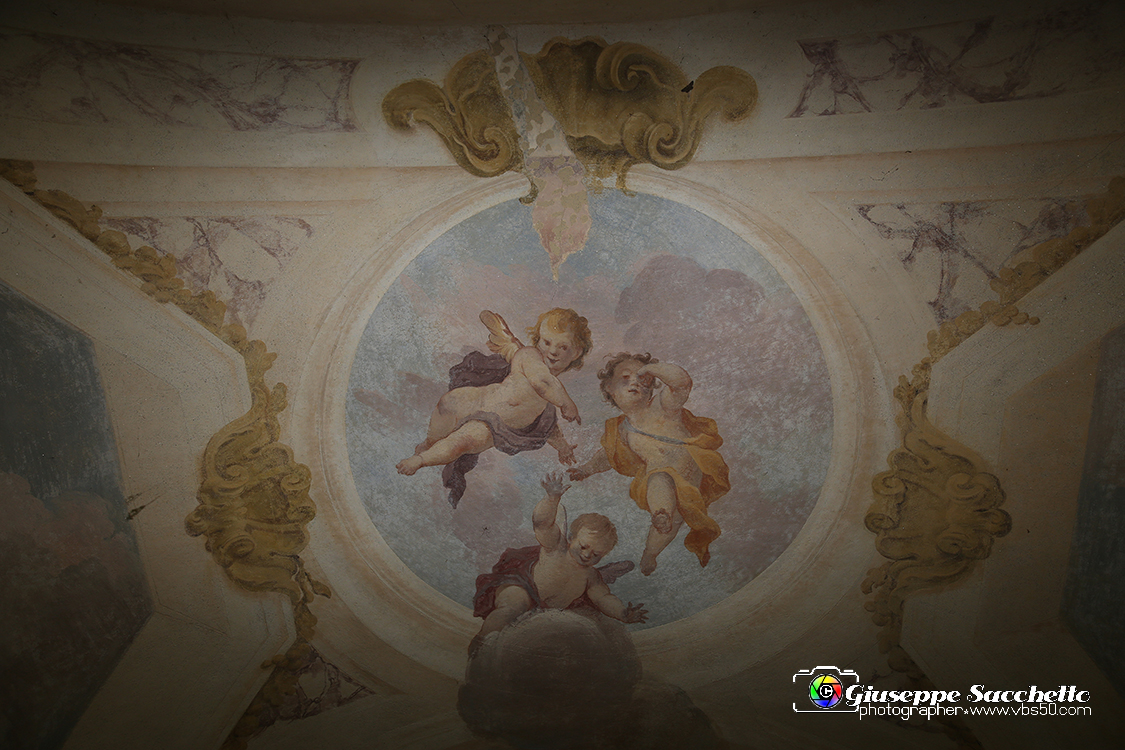 VBS_7319.JPG - Cappella 11  Crocifissione  Fu costruita nel 1719 mentre il restauro fu concluso nel 2002. 