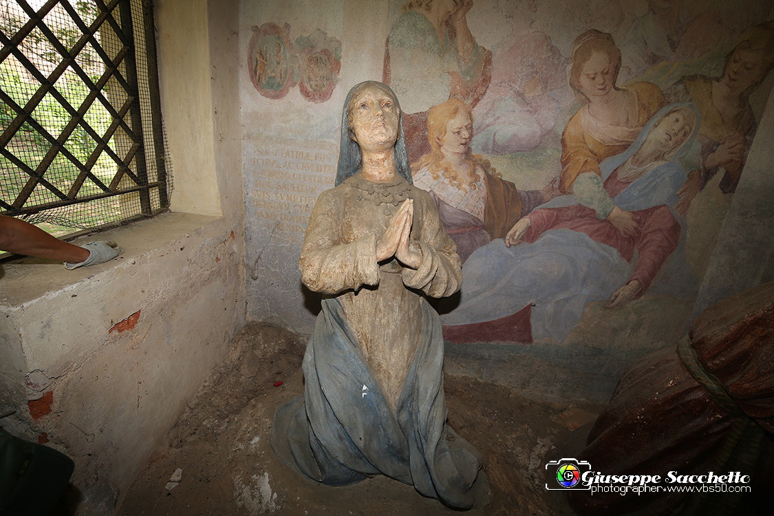 VBS_7328.JPG - Cappella 11  Crocifissione  Fu costruita nel 1719 mentre il restauro fu concluso nel 2002. 