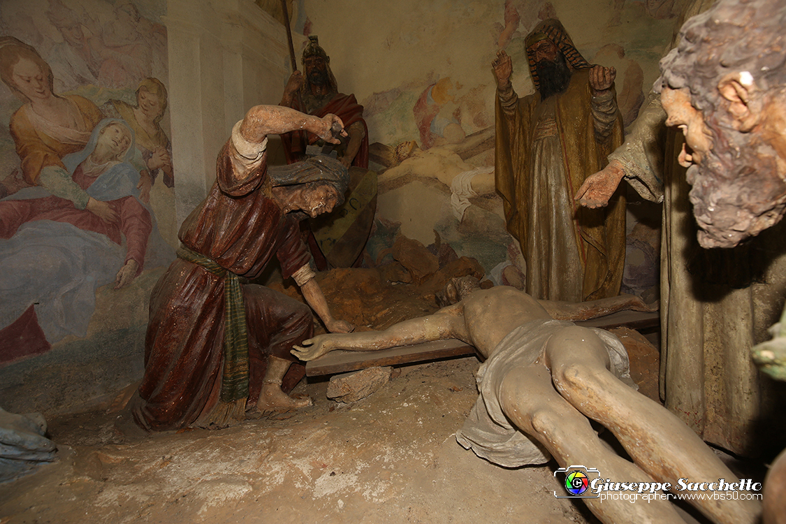 VBS_7333.JPG - Cappella 11  Crocifissione  Fu costruita nel 1719 mentre il restauro fu concluso nel 2002. 