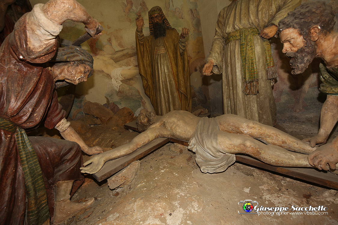 VBS_7339.JPG - Cappella 11  Crocifissione  Fu costruita nel 1719 mentre il restauro fu concluso nel 2002. 