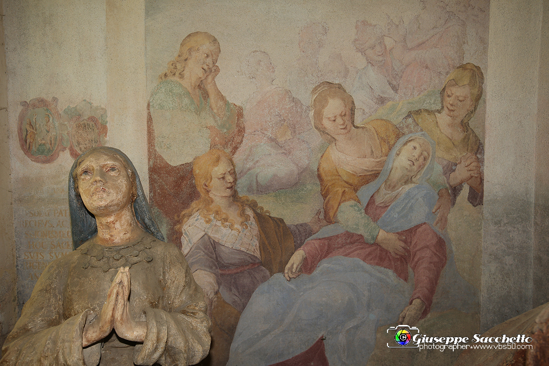 VBS_7350.JPG - Cappella 11  Crocifissione  Fu costruita nel 1719 mentre il restauro fu concluso nel 2002. 