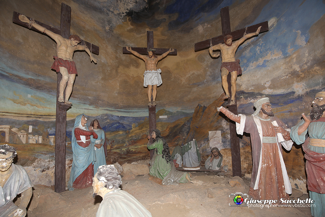 VBS_7356.JPG - Cappella 12   Morte in croce  dalla Comunità di Valperga che ne ha conservato il patronato e ha provveduto alla ricostruzione dopo i crolli parziali  della seconda metà del Settecento e del 1825.