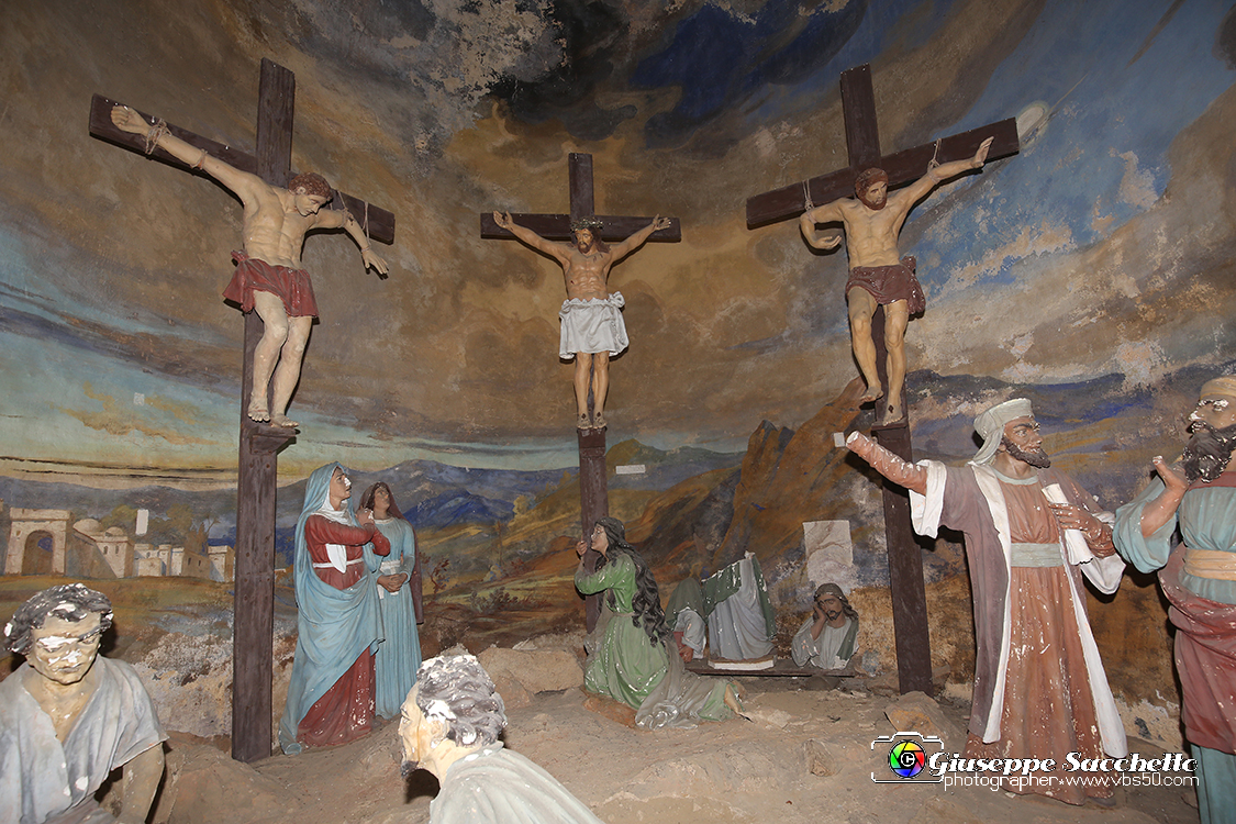 VBS_7357.JPG - Cappella 12   Morte in croce  dalla Comunità di Valperga che ne ha conservato il patronato e ha provveduto alla ricostruzione dopo i crolli parziali  della seconda metà del Settecento e del 1825.