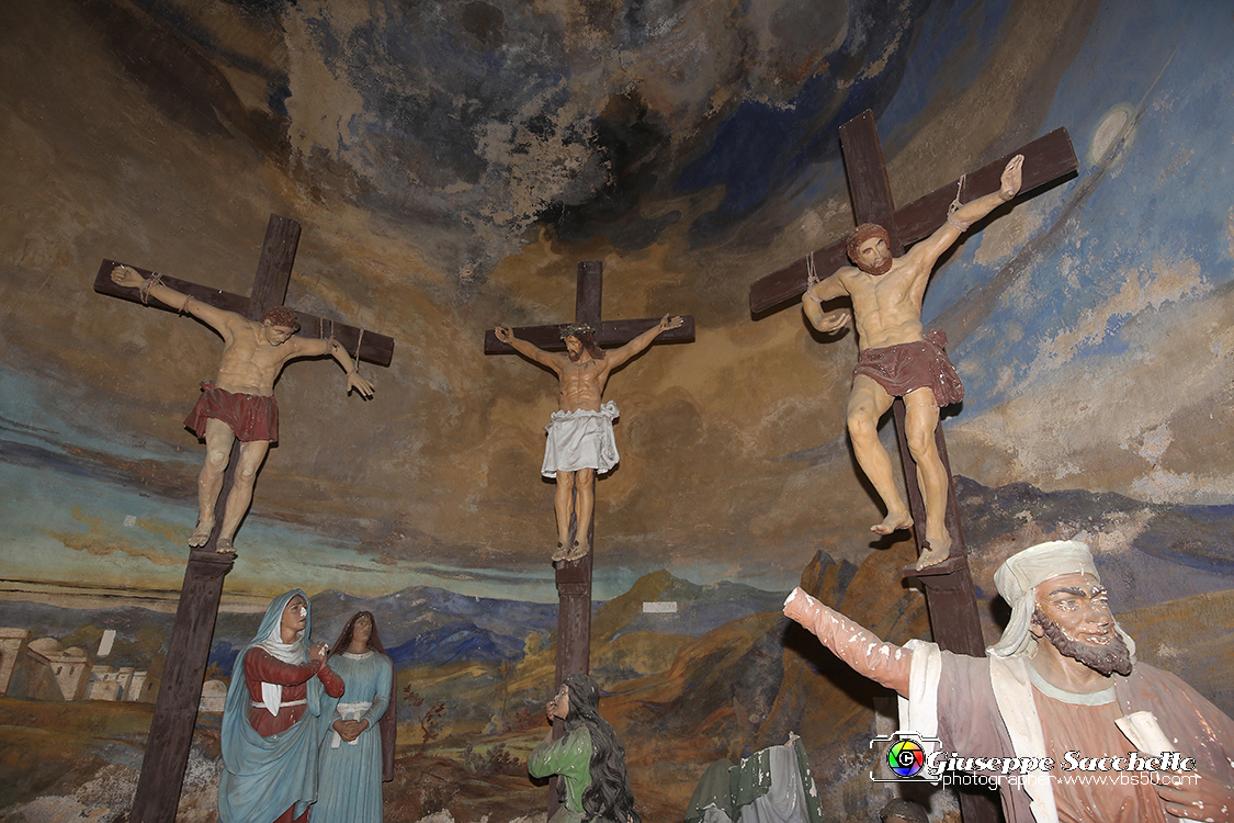 VBS_7358.JPG - Cappella 12   Morte in croce  dalla Comunità di Valperga che ne ha conservato il patronato e ha provveduto alla ricostruzione dopo i crolli parziali  della seconda metà del Settecento e del 1825.