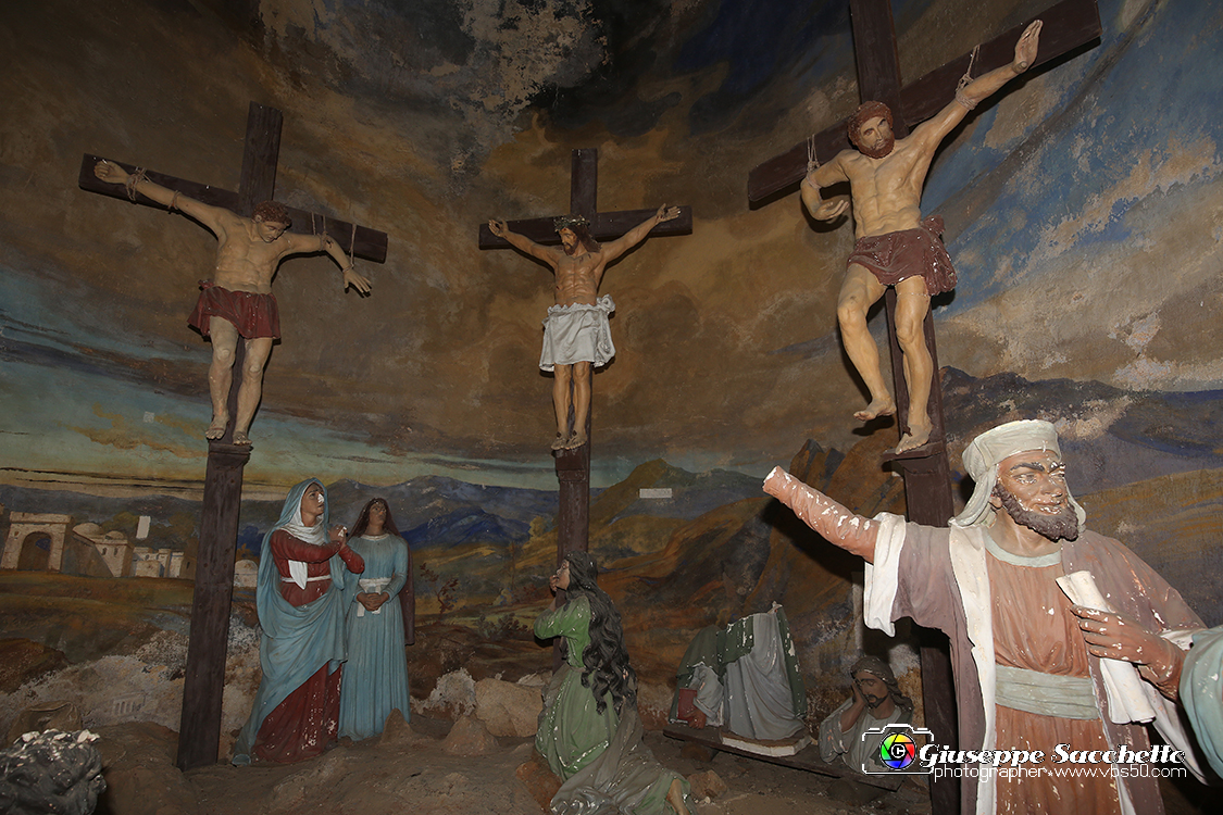 VBS_7359.JPG - Cappella 12   Morte in croce  dalla Comunità di Valperga che ne ha conservato il patronato e ha provveduto alla ricostruzione dopo i crolli parziali  della seconda metà del Settecento e del 1825.