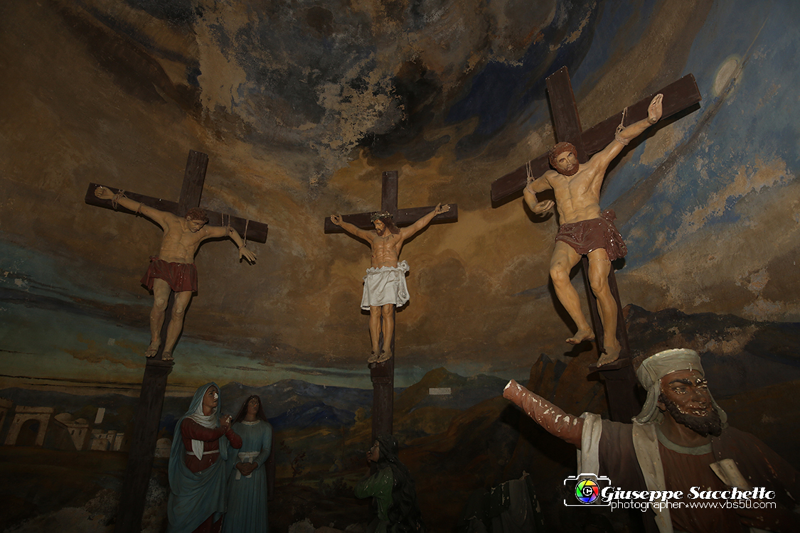 VBS_7360.JPG - Cappella 12   Morte in croce  dalla Comunità di Valperga che ne ha conservato il patronato e ha provveduto alla ricostruzione dopo i crolli parziali  della seconda metà del Settecento e del 1825.