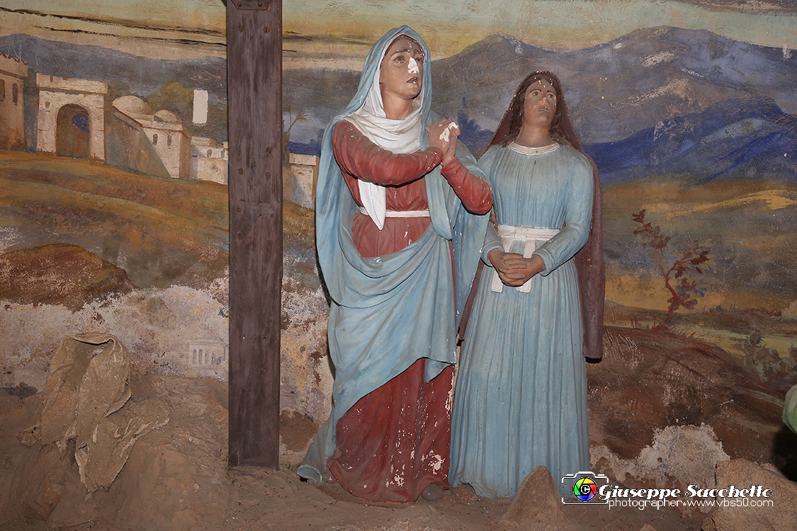 VBS_7368.JPG - Cappella 12   Morte in croce  dalla Comunità di Valperga che ne ha conservato il patronato e ha provveduto alla ricostruzione dopo i crolli parziali  della seconda metà del Settecento e del 1825.