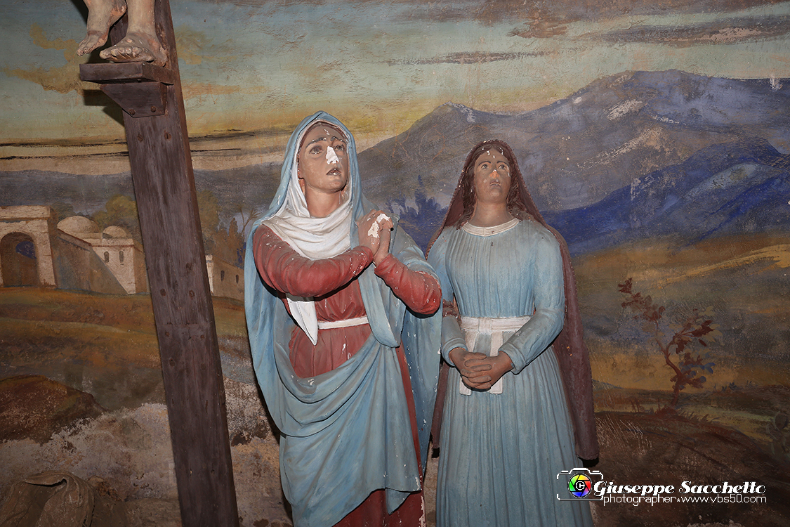 VBS_7370.JPG - Cappella 12   Morte in croce  dalla Comunità di Valperga che ne ha conservato il patronato e ha provveduto alla ricostruzione dopo i crolli parziali  della seconda metà del Settecento e del 1825.