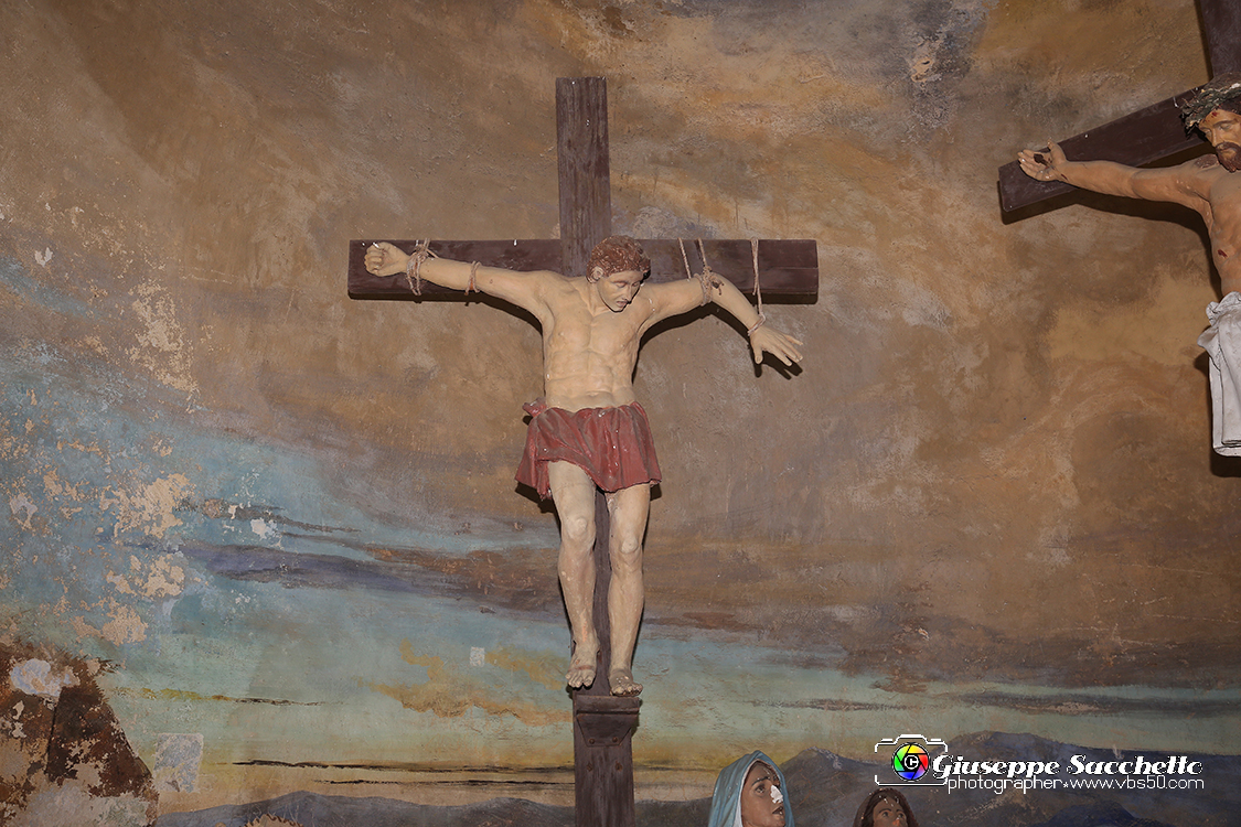 VBS_7373.JPG - Cappella 12   Morte in croce  dalla Comunità di Valperga che ne ha conservato il patronato e ha provveduto alla ricostruzione dopo i crolli parziali  della seconda metà del Settecento e del 1825.