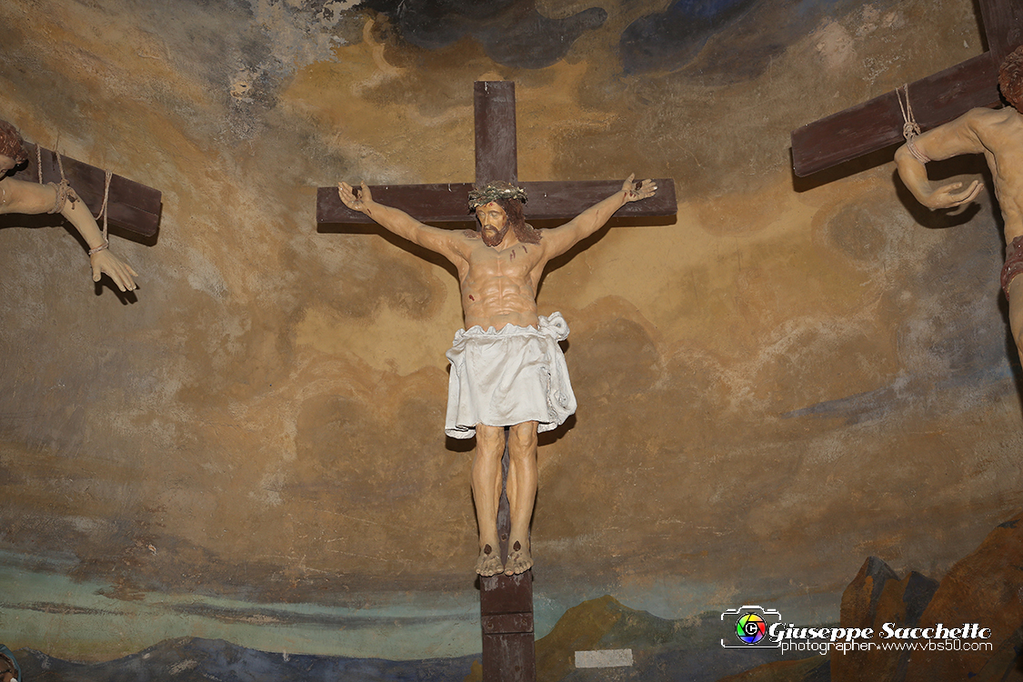 VBS_7374.JPG - Cappella 12   Morte in croce  dalla Comunità di Valperga che ne ha conservato il patronato e ha provveduto alla ricostruzione dopo i crolli parziali  della seconda metà del Settecento e del 1825.