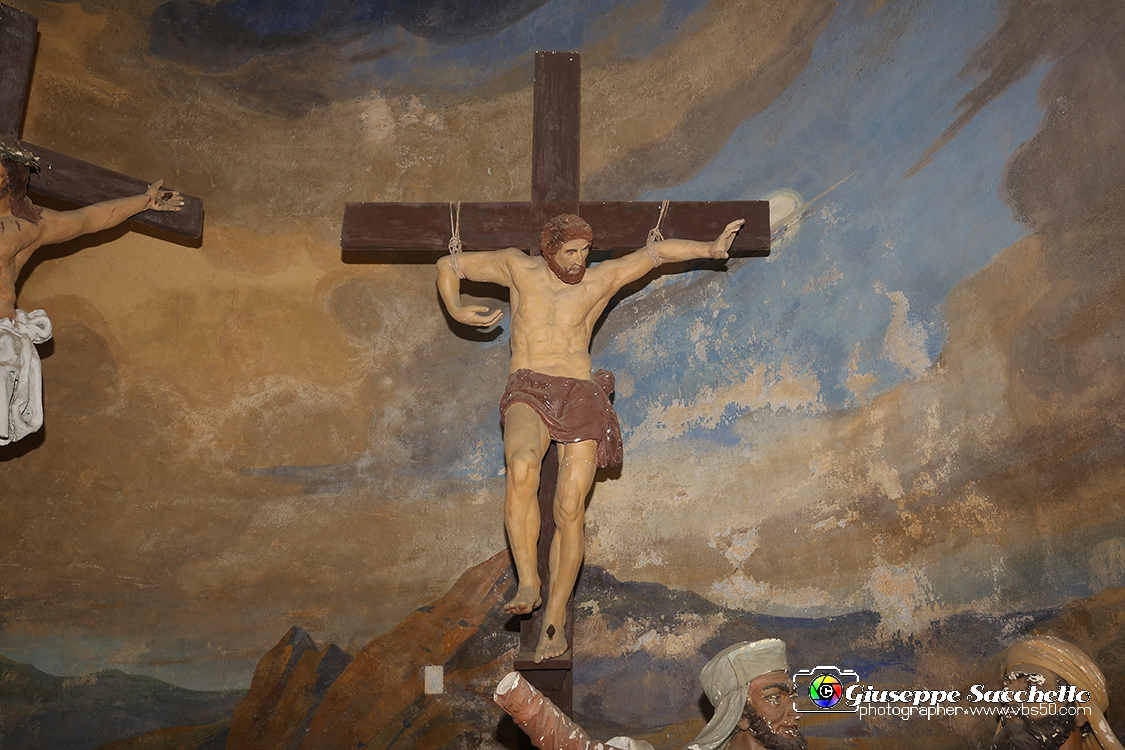 VBS_7375.JPG - Cappella 12   Morte in croce  dalla Comunità di Valperga che ne ha conservato il patronato e ha provveduto alla ricostruzione dopo i crolli parziali  della seconda metà del Settecento e del 1825.