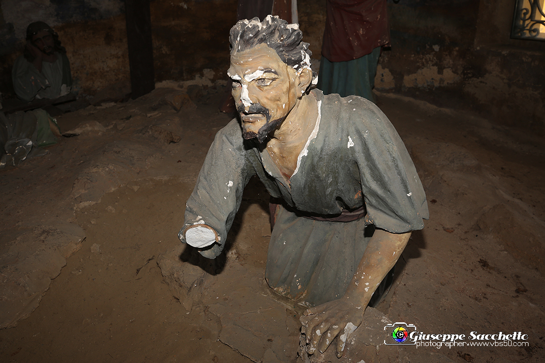 VBS_7376.JPG - Cappella 12   Morte in croce  dalla Comunità di Valperga che ne ha conservato il patronato e ha provveduto alla ricostruzione dopo i crolli parziali  della seconda metà del Settecento e del 1825.