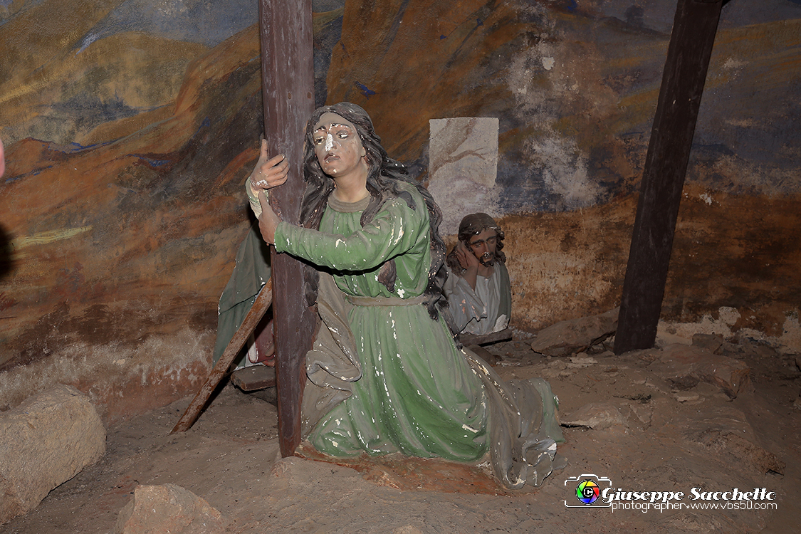 VBS_7378.JPG - Cappella 12   Morte in croce  dalla Comunità di Valperga che ne ha conservato il patronato e ha provveduto alla ricostruzione dopo i crolli parziali  della seconda metà del Settecento e del 1825.