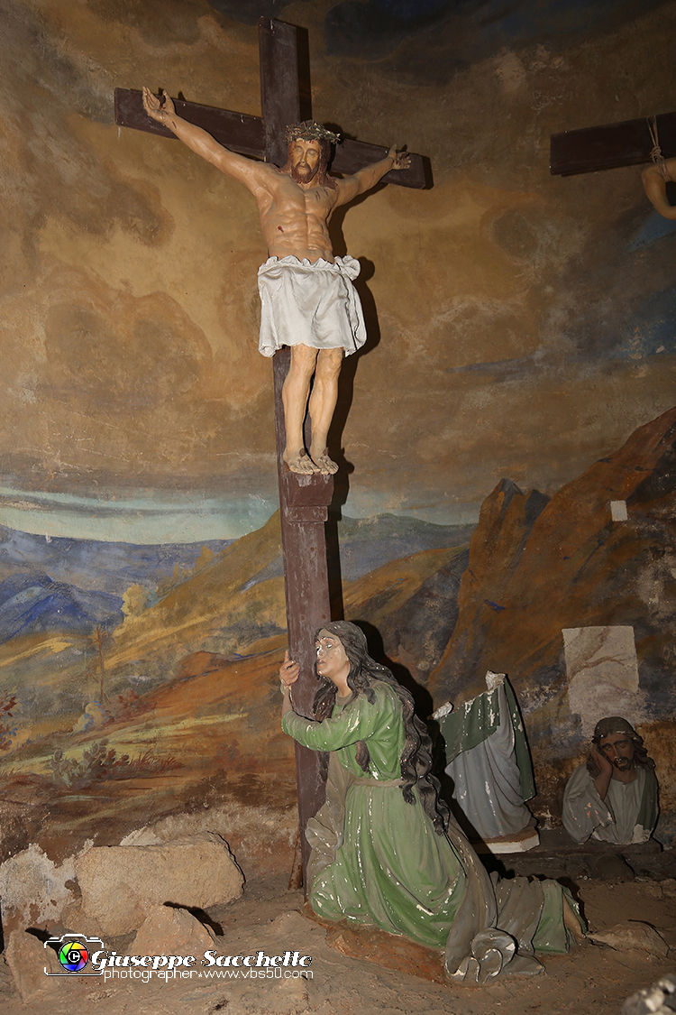 VBS_7380.JPG - Cappella 12   Morte in croce  dalla Comunità di Valperga che ne ha conservato il patronato e ha provveduto alla ricostruzione dopo i crolli parziali  della seconda metà del Settecento e del 1825.