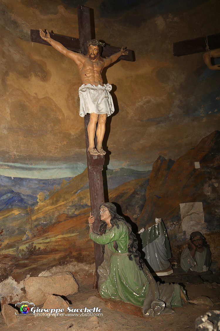 VBS_7381.JPG - Cappella 12   Morte in croce  dalla Comunità di Valperga che ne ha conservato il patronato e ha provveduto alla ricostruzione dopo i crolli parziali  della seconda metà del Settecento e del 1825.