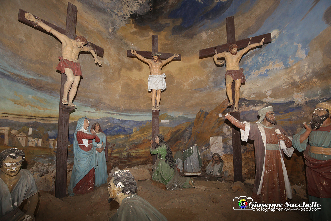 VBS_7384.JPG - Cappella 12   Morte in croce  dalla Comunità di Valperga che ne ha conservato il patronato e ha provveduto alla ricostruzione dopo i crolli parziali  della seconda metà del Settecento e del 1825.