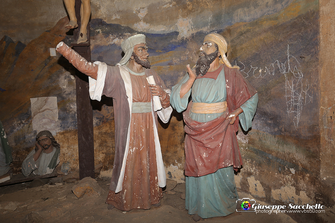 VBS_7386.JPG - Cappella 12   Morte in croce  dalla Comunità di Valperga che ne ha conservato il patronato e ha provveduto alla ricostruzione dopo i crolli parziali  della seconda metà del Settecento e del 1825.