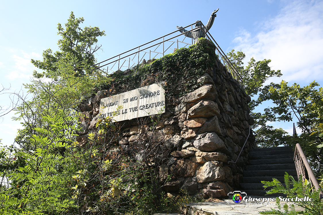 VBS_7388.JPG - La statua bronzea di San Francesco Nel punto più alto del monte, è opera dello scultore vercellese Giovanni Vogliazzi  e fu inaugurata il 3 luglio 1960. 