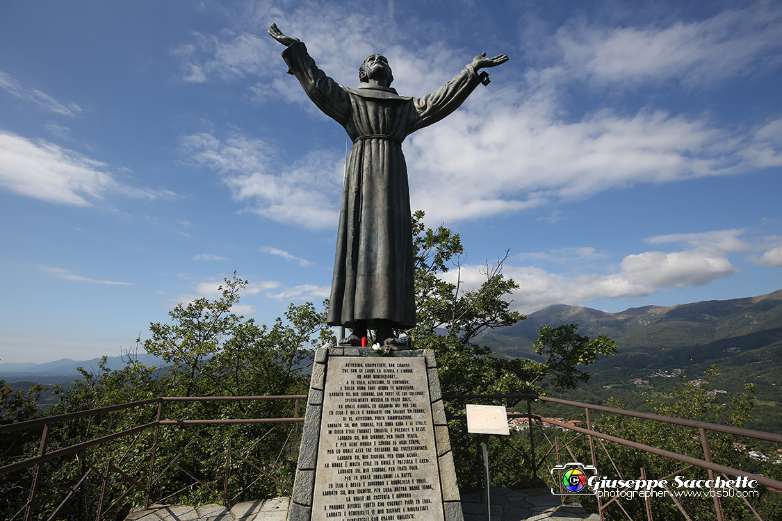 VBS_7393.JPG - Sacro Monte di Belmonte La statua bronzea di San Francesco Nel punto più alto del monte, è opera dello scultore vercellese Giovanni Vogliazzi  e fu inaugurata il 3 luglio 1960. 