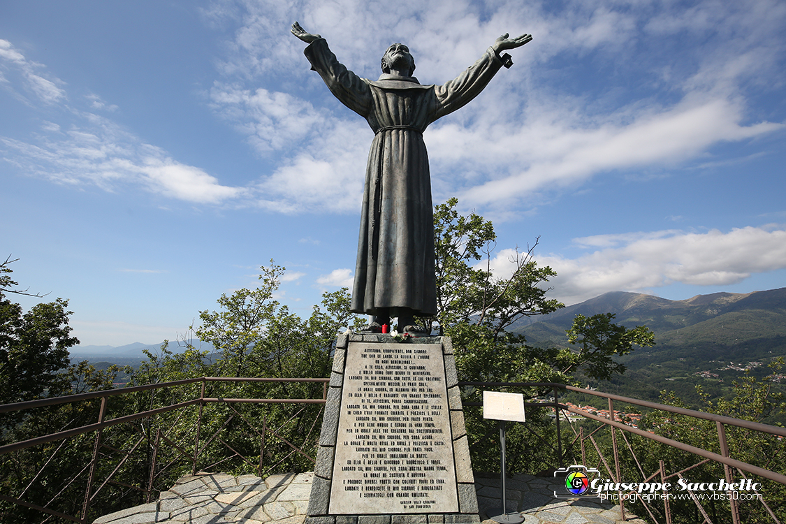 VBS_7396.JPG - Sacro Monte di Belmonte La statua bronzea di San Francesco Nel punto più alto del monte, è opera dello scultore vercellese Giovanni Vogliazzi  e fu inaugurata il 3 luglio 1960. 
