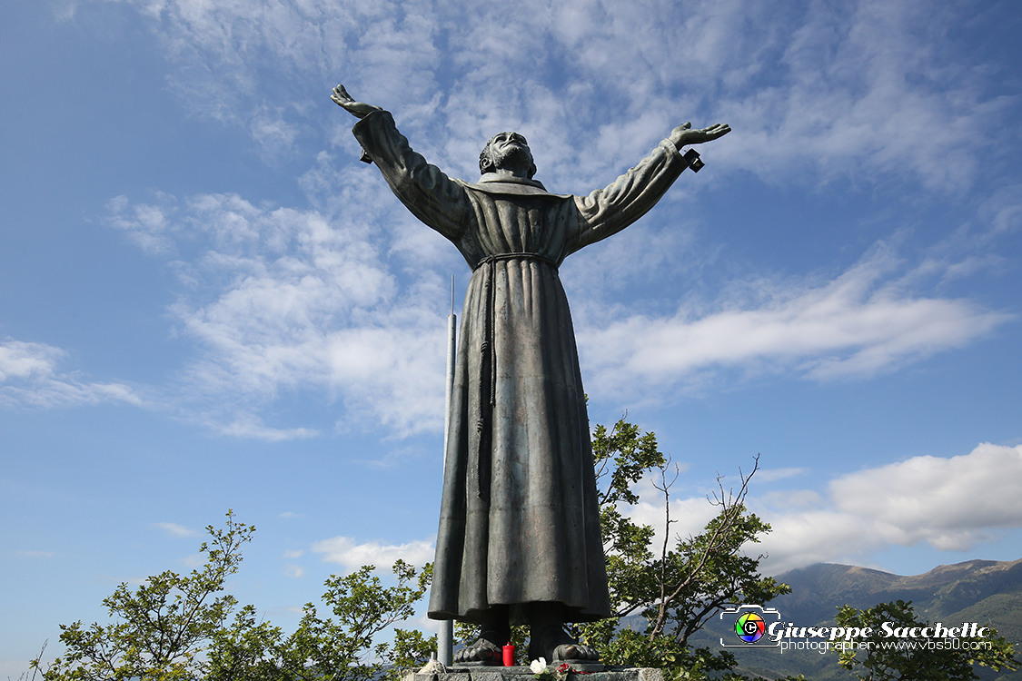 VBS_7397.JPG - Sacro Monte di Belmonte La statua bronzea di San Francesco Nel punto più alto del monte, è opera dello scultore vercellese Giovanni Vogliazzi  e fu inaugurata il 3 luglio 1960. 