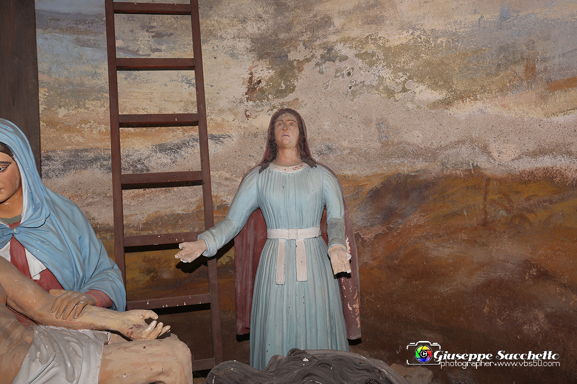 VBS_7408.JPG - Cappella 13  Deposizione  Ultima del percorso devozionale nonché l'ultima ad essere stata realizzata (1825). 