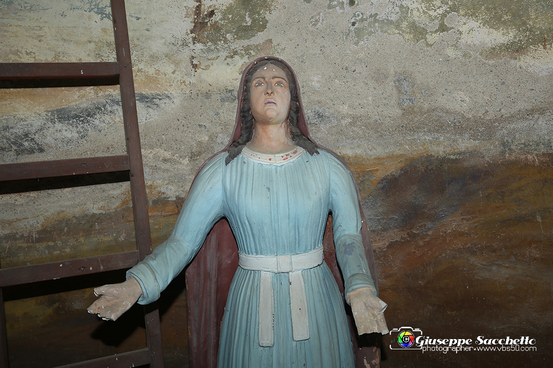 VBS_7426.JPG - Cappella 13  Deposizione  Ultima del percorso devozionale nonché l'ultima ad essere stata realizzata (1825). 