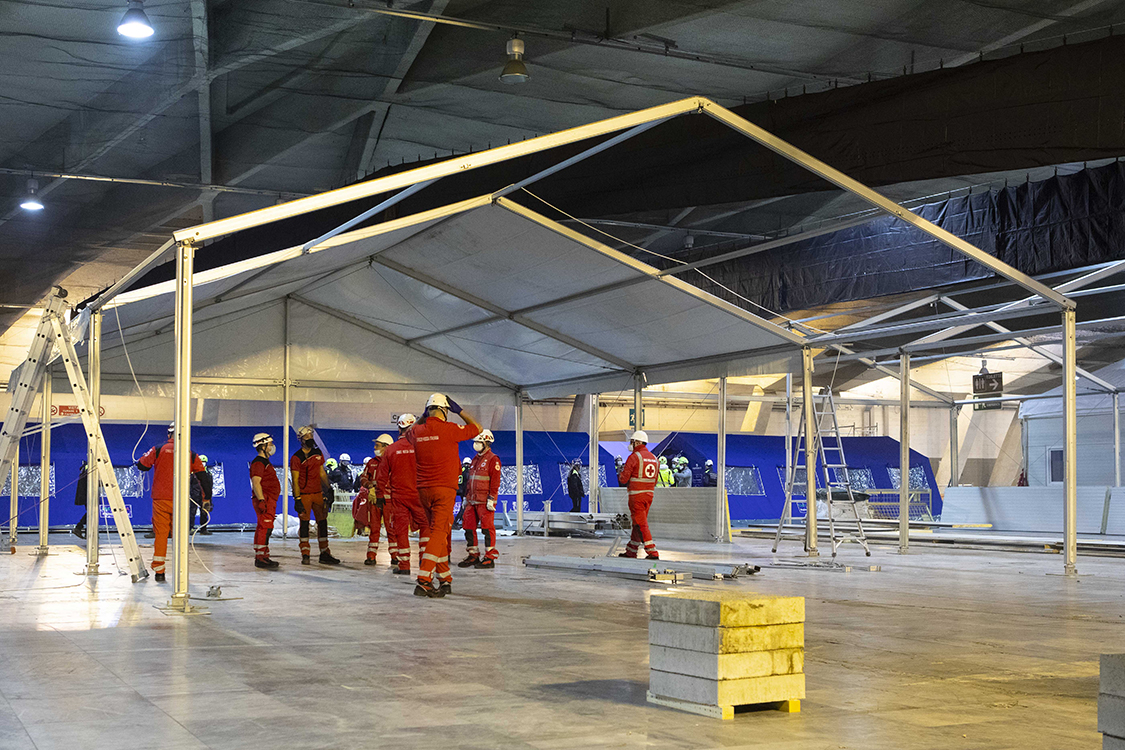 Alfano_201112_8208.jpg - Foto LaPresse/Andrea Alfano 12/11/2020 Torino (Italia)CronacaAllestimento Presidio Ospedaliero Covid-19 Parco ValentinoNella foto: Allestimento del nuovo presidio ospedaliero Covid-19 presso il Parco del Valentino. La nuova struttura ospiterÃ  455 posti letto, di cui due di terapia intensiva e quattro di subintensiva.Photo LaPresse/Andrea AlfanoNovember 12, 2020 Turin (Italy)NewsValentino Park Covid-19 Hospital Device Setting upIn the picture: Setting up the new Covid-19 Hospital device at Valentino Park. The new structure will host 455 bed, two for intensive care and four for sub-intensive care.