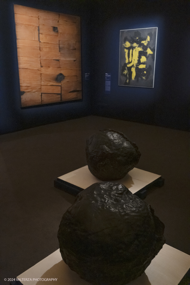 _DSF1964.jpg - 18/10/2024. Torino. Nelle Sale Chiablese dei Musei Reali ha aperto una grande ed inedita mostra dedicata ai capolavori dei piÃ¹ importanti artisti italiani nel secondo dopoguerra. Nella foto quarta sezione della mostra dedicata a Lucio Fontana e Alberto Burri