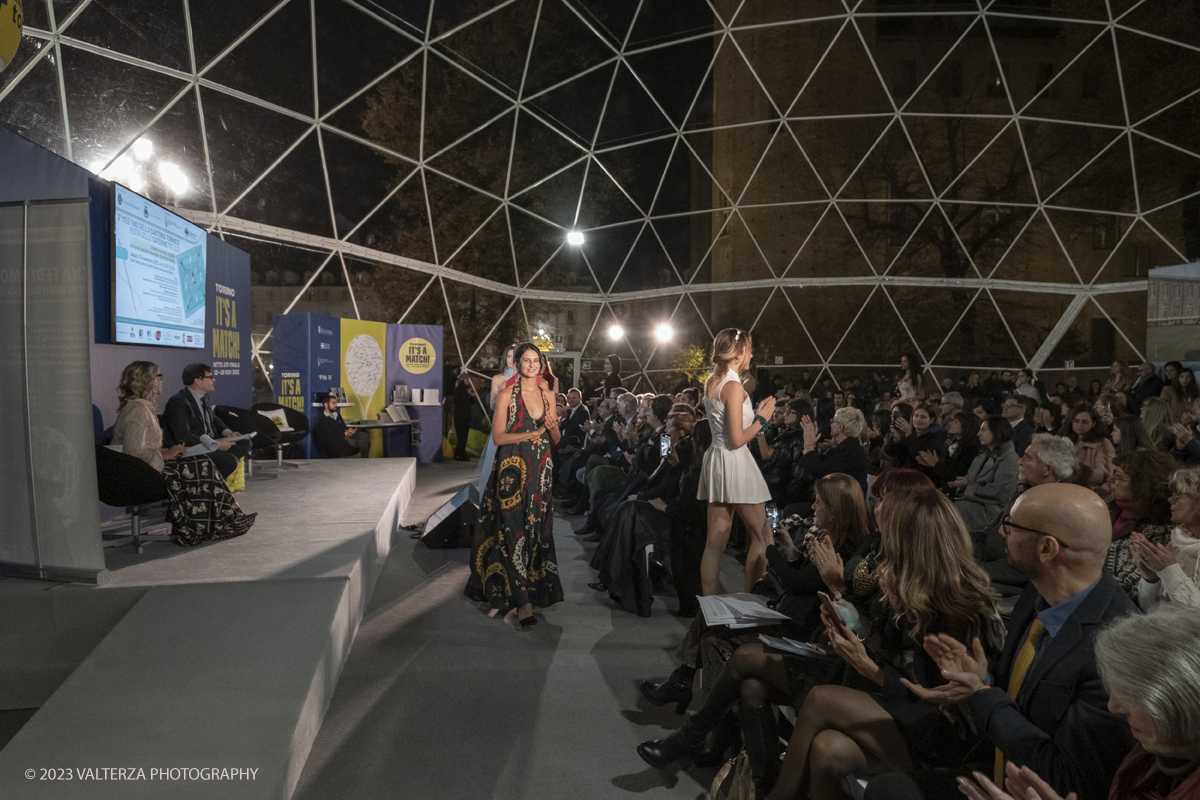 _DSF0048.jpg - 18/11/2023. Torino. Il tennis tra moda, costume ed emancipazione femminile: una storia italianacon deï¬�lÃ© di moda a cura delle sarte e stiliste e degli studenti degli istituti di moda del Torinese. Consegna del Premio â€œIlda Bianciottoâ€� alle â€œCaterinette dellâ€™annoâ€� per la seconda edizione del meeting della Sartoria Torinese della CNA Torino. Nella foto un momento della chiusura della sfilata con tutte le indossatrici in passerella