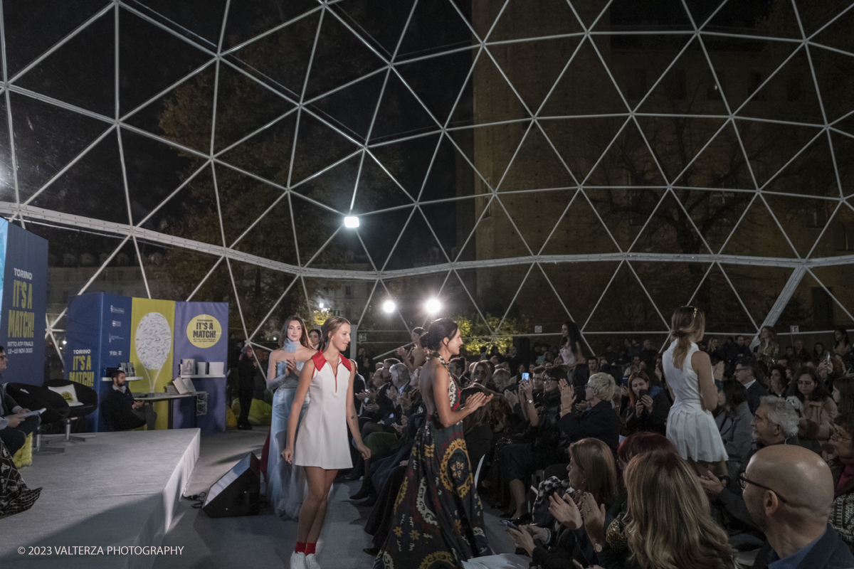 _DSF0053.jpg - 18/11/2023. Torino. Il tennis tra moda, costume ed emancipazione femminile: una storia italianacon deï¬�lÃ© di moda a cura delle sarte e stiliste e degli studenti degli istituti di moda del Torinese. Consegna del Premio â€œIlda Bianciottoâ€� alle â€œCaterinette dellâ€™annoâ€� per la seconda edizione del meeting della Sartoria Torinese della CNA Torino. Nella foto un momento della chiusura della sfilata con tutte le indossatrici in passerella