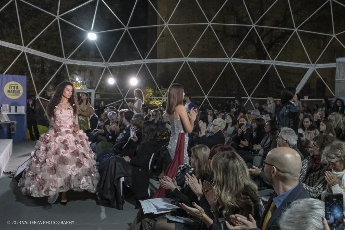 _DSF0090.jpg - 18/11/2023. Torino. Il tennis tra moda, costume ed emancipazione femminile: una storia italianacon deï¬�lÃ© di moda a cura delle sarte e stiliste e degli studenti degli istituti di moda del Torinese. Consegna del Premio â€œIlda Bianciottoâ€� alle â€œCaterinette dellâ€™annoâ€� per la seconda edizione del meeting della Sartoria Torinese della CNA Torino. Nella foto un momento della chiusura della sfilata con tutte le indossatrici in passerella