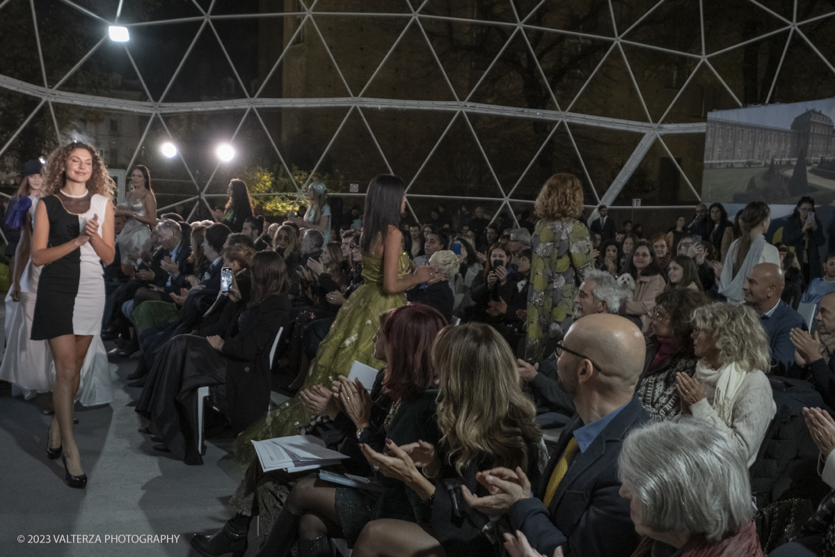 _DSF0146.jpg - 18/11/2023. Torino. Il tennis tra moda, costume ed emancipazione femminile: una storia italianacon deï¬�lÃ© di moda a cura delle sarte e stiliste e degli studenti degli istituti di moda del Torinese. Consegna del Premio â€œIlda Bianciottoâ€� alle â€œCaterinette dellâ€™annoâ€� per la seconda edizione del meeting della Sartoria Torinese della CNA Torino. Nella foto un momento della chiusura della sfilata con tutte le indossatrici in passerella
