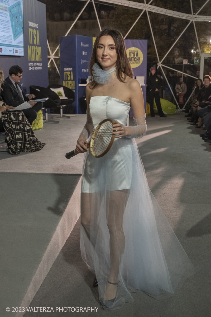 _DSF1045.jpg - 18/11/2023. Torino. Il tennis tra moda, costume ed emancipazione femminile: una storia italianacon deï¬�lÃ© di moda a cura delle sarte e stiliste e degli studenti degli istituti di moda del Torinese. Consegna del Premio â€œIlda Bianciottoâ€� alle â€œCaterinette dellâ€™annoâ€� per la seconda edizione del meeting della Sartoria Torinese della CNA Torino. Nella foto creazione Anna Di Santo