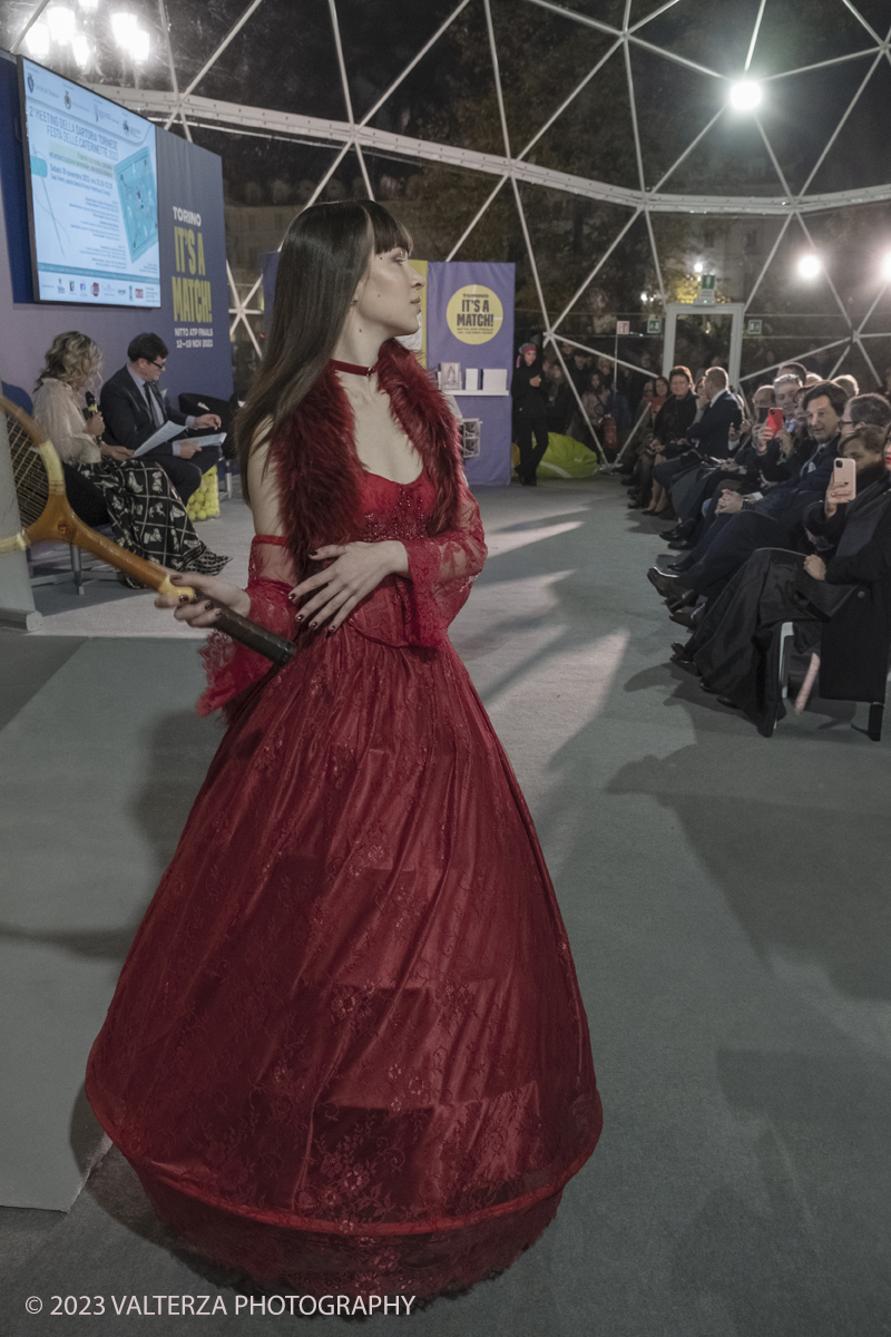 _DSF1057.jpg - 18/11/2023. Torino. Il tennis tra moda, costume ed emancipazione femminile: una storia italianacon deï¬�lÃ© di moda a cura delle sarte e stiliste e degli studenti degli istituti di moda del Torinese. Consegna del Premio â€œIlda Bianciottoâ€� alle â€œCaterinette dellâ€™annoâ€� per la seconda edizione del meeting della Sartoria Torinese della CNA Torino. Nella foto creazione De Bourbon collezzioni
