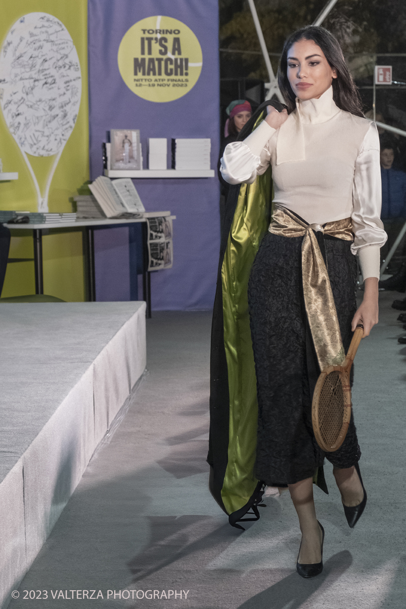 _DSF1065.jpg - 18/11/2023. Torino. Il tennis tra moda, costume ed emancipazione femminile: una storia italianacon deï¬�lÃ© di moda a cura delle sarte e stiliste e degli studenti degli istituti di moda del Torinese. Consegna del Premio â€œIlda Bianciottoâ€� alle â€œCaterinette dellâ€™annoâ€� per la seconda edizione del meeting della Sartoria Torinese della CNA Torino. Nella foto Creazione Malaika di Barbara Ebbli