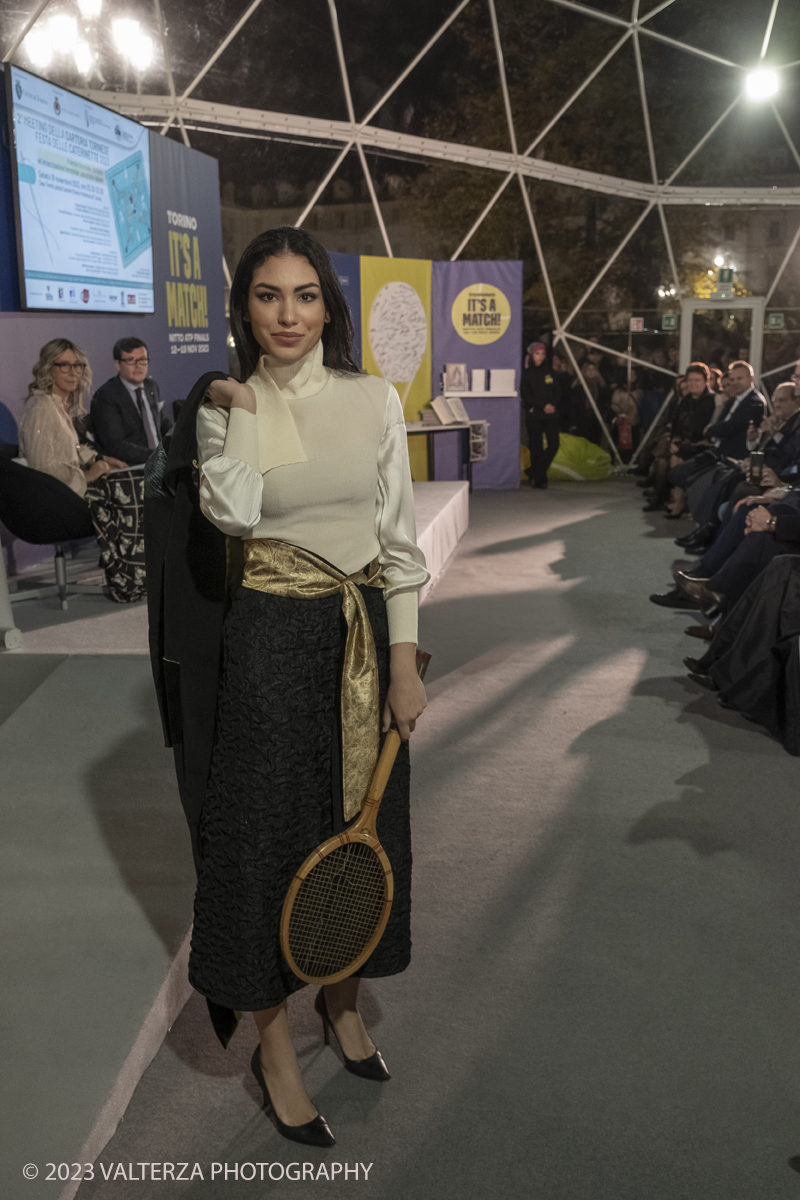 _DSF1074.jpg - 18/11/2023. Torino. Il tennis tra moda, costume ed emancipazione femminile: una storia italianacon deï¬�lÃ© di moda a cura delle sarte e stiliste e degli studenti degli istituti di moda del Torinese. Consegna del Premio â€œIlda Bianciottoâ€� alle â€œCaterinette dellâ€™annoâ€� per la seconda edizione del meeting della Sartoria Torinese della CNA Torino. Nella foto Creazione Malaika di Barbara Ebbli