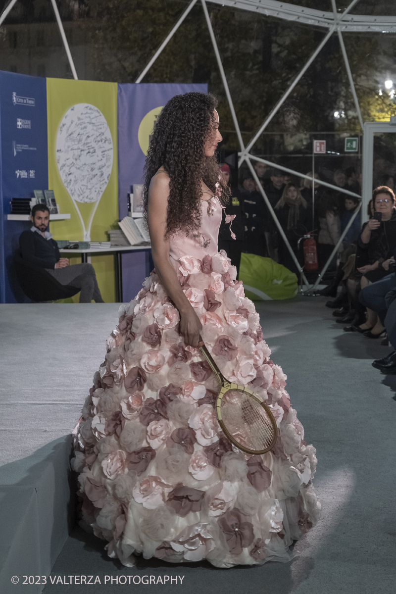 _DSF1105.jpg - 18/11/2023. Torino. Il tennis tra moda, costume ed emancipazione femminile: una storia italianacon deï¬�lÃ© di moda a cura delle sarte e stiliste e degli studenti degli istituti di moda del Torinese. Consegna del Premio â€œIlda Bianciottoâ€� alle â€œCaterinette dellâ€™annoâ€� per la seconda edizione del meeting della Sartoria Torinese della CNA Torino. Nella foto creazione Miruna Mod'art Flowers di Elena Catalina Pavel