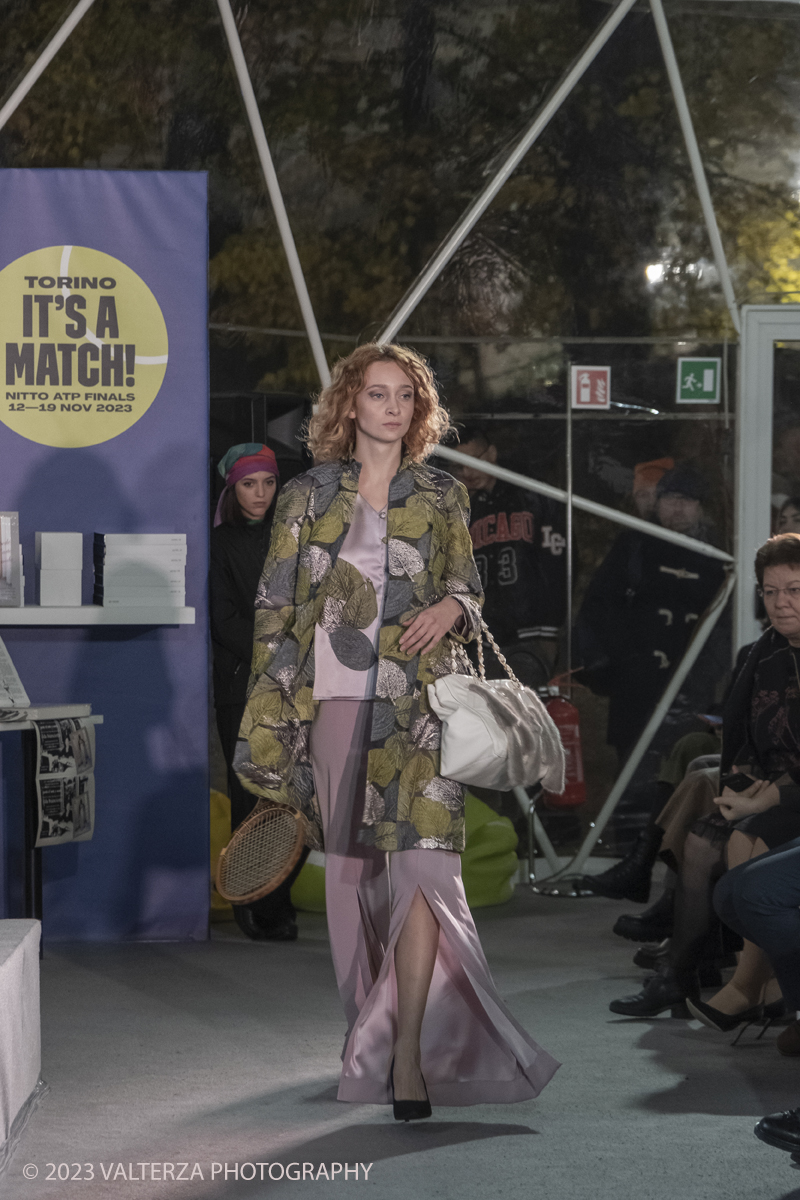 _DSF1127.jpg - 18/11/2023. Torino. Il tennis tra moda, costume ed emancipazione femminile: una storia italianacon deï¬�lÃ© di moda a cura delle sarte e stiliste e degli studenti degli istituti di moda del Torinese. Consegna del Premio â€œIlda Bianciottoâ€� alle â€œCaterinette dellâ€™annoâ€� per la seconda edizione del meeting della Sartoria Torinese della CNA Torino. Nella foto creazione di Carmen Miucci