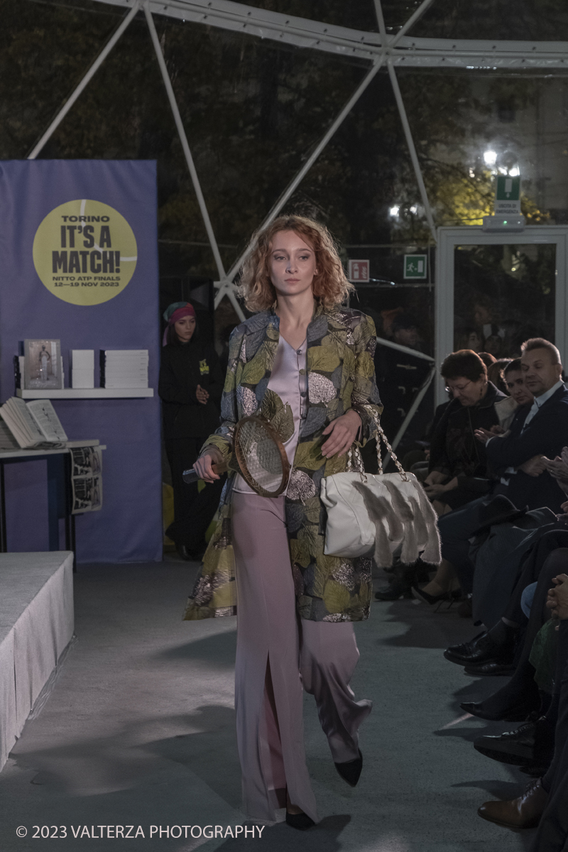 _DSF1129.jpg - 18/11/2023. Torino. Il tennis tra moda, costume ed emancipazione femminile: una storia italianacon deï¬�lÃ© di moda a cura delle sarte e stiliste e degli studenti degli istituti di moda del Torinese. Consegna del Premio â€œIlda Bianciottoâ€� alle â€œCaterinette dellâ€™annoâ€� per la seconda edizione del meeting della Sartoria Torinese della CNA Torino. Nella foto creazione di Carmen Miucci