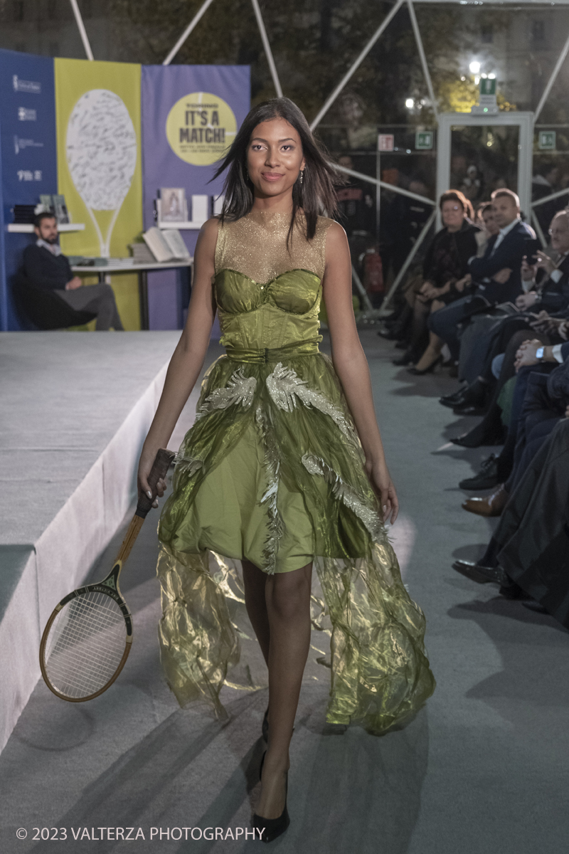 _DSF1136.jpg - 18/11/2023. Torino. Il tennis tra moda, costume ed emancipazione femminile: una storia italianacon deï¬�lÃ© di moda a cura delle sarte e stiliste e degli studenti degli istituti di moda del Torinese. Consegna del Premio â€œIlda Bianciottoâ€� alle â€œCaterinette dellâ€™annoâ€� per la seconda edizione del meeting della Sartoria Torinese della CNA Torino. Nella foto creazione di Carmela Carmen Morisco