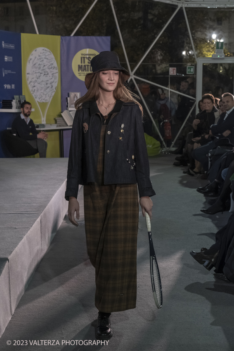 _DSF1181.jpg - 18/11/2023. Torino. Il tennis tra moda, costume ed emancipazione femminile: una storia italianacon deï¬�lÃ© di moda a cura delle sarte e stiliste e degli studenti degli istituti di moda del Torinese. Consegna del Premio â€œIlda Bianciottoâ€� alle â€œCaterinette dellâ€™annoâ€� per la seconda edizione del meeting della Sartoria Torinese della CNA Torino. Nella foto sartoria l'Orlando Furioso