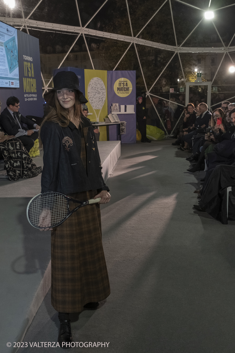 _DSF1185.jpg - 18/11/2023. Torino. Il tennis tra moda, costume ed emancipazione femminile: una storia italianacon deï¬�lÃ© di moda a cura delle sarte e stiliste e degli studenti degli istituti di moda del Torinese. Consegna del Premio â€œIlda Bianciottoâ€� alle â€œCaterinette dellâ€™annoâ€� per la seconda edizione del meeting della Sartoria Torinese della CNA Torino. Nella foto sartoria l'Orlando Furioso
