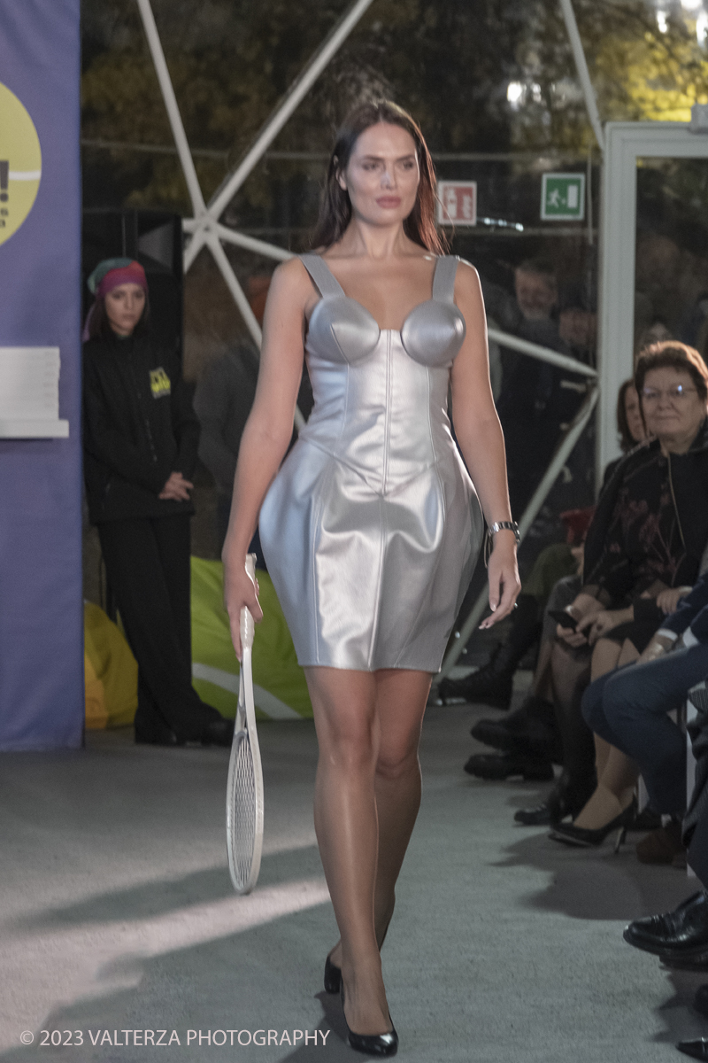 _DSF1198.jpg - 18/11/2023. Torino. Il tennis tra moda, costume ed emancipazione femminile: una storia italianacon deï¬�lÃ© di moda a cura delle sarte e stiliste e degli studenti degli istituti di moda del Torinese. Consegna del Premio â€œIlda Bianciottoâ€� alle â€œCaterinette dellâ€™annoâ€� per la seconda edizione del meeting della Sartoria Torinese della CNA Torino. Nella foto scuole San Carlo classe III